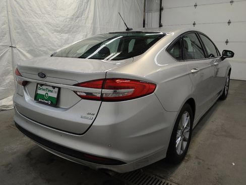 Used 2017 Ford Fusion SE w/ Fusion SE Technology Package image 9