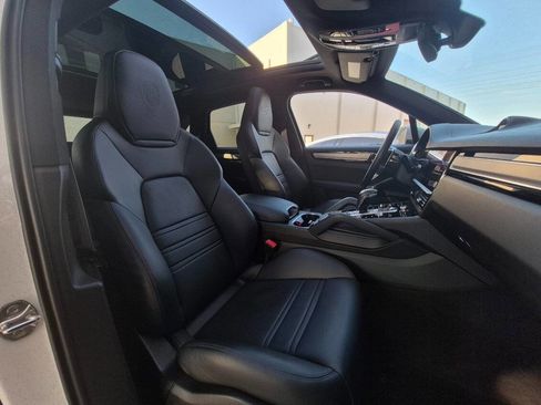 Used 2022 Porsche Cayenne Platinum Edition image 25