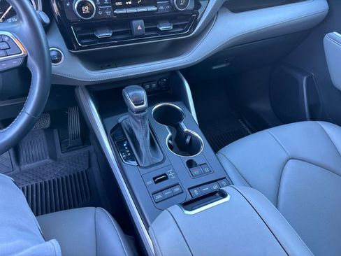 Used 2021 Toyota Highlander XLE image 28