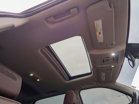 Used 2018 Chevrolet Silverado 1500 High Country image 32