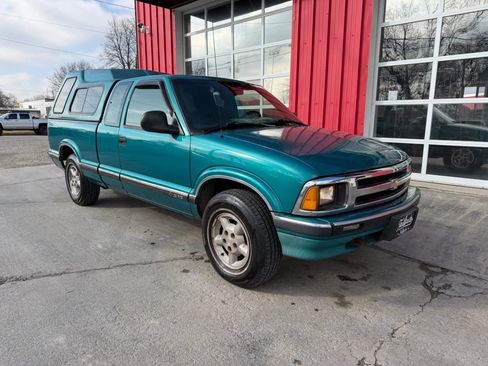 Used 1996 Chevrolet S10 Pickup LS image 2