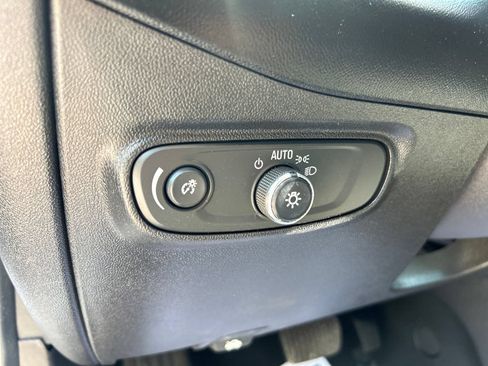 Used 2018 Chevrolet Equinox LT FWD image 20