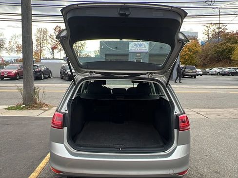 Used 2017 Volkswagen Golf S image 9