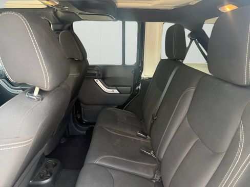 Used 2016 Jeep Wrangler Unlimited Sahara w/ Connectivity Group AWD/4WD image 3