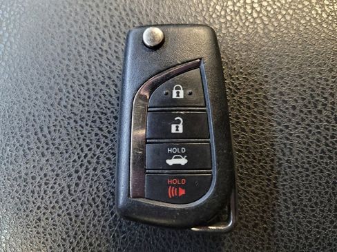 Used 2021 Toyota Camry SE image 32