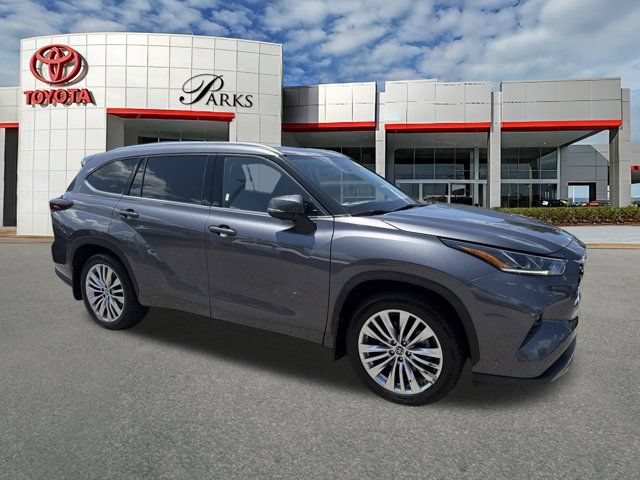 Used 2024 Toyota Highlander Platinum FWD image 1