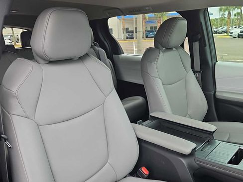 Used 2025 Toyota Sienna XLE w/ XLE Plus Package FWD image 27