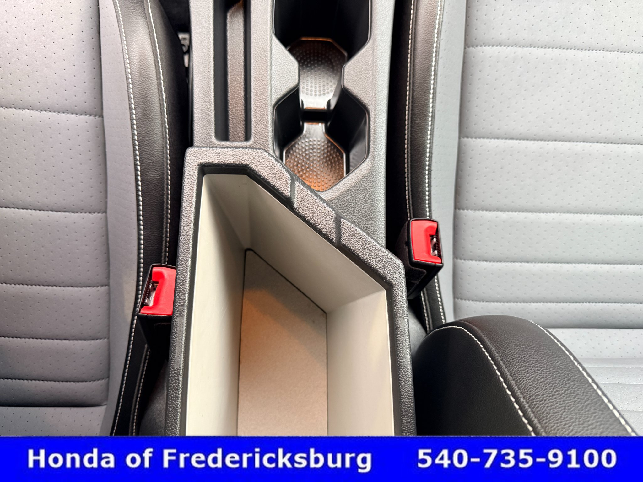 Used 2025 Volkswagen Jetta SE FWD image 34