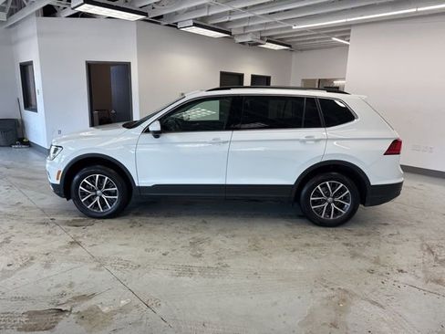 Used 2019 Volkswagen Tiguan SE w/ Panoramic Sunroof Package image 6