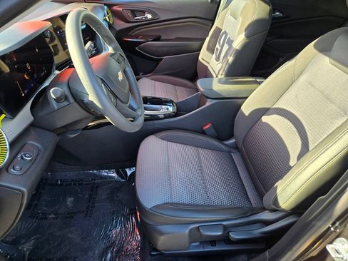 Used 2025 Chevrolet Trax LT FWD image 10