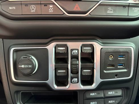 Used 2021 Jeep Gladiator Sport image 28