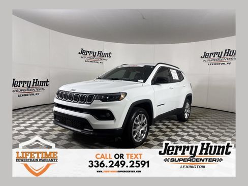 Used 2024 Jeep Compass Latitude w/ Sun and Sound Group AWD/4WD image 1