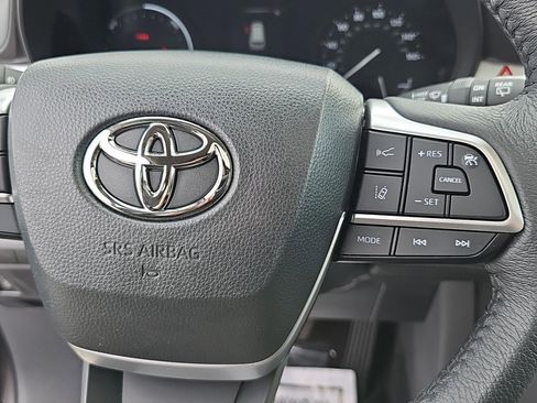 Used 2023 Toyota Sienna XLE image 21