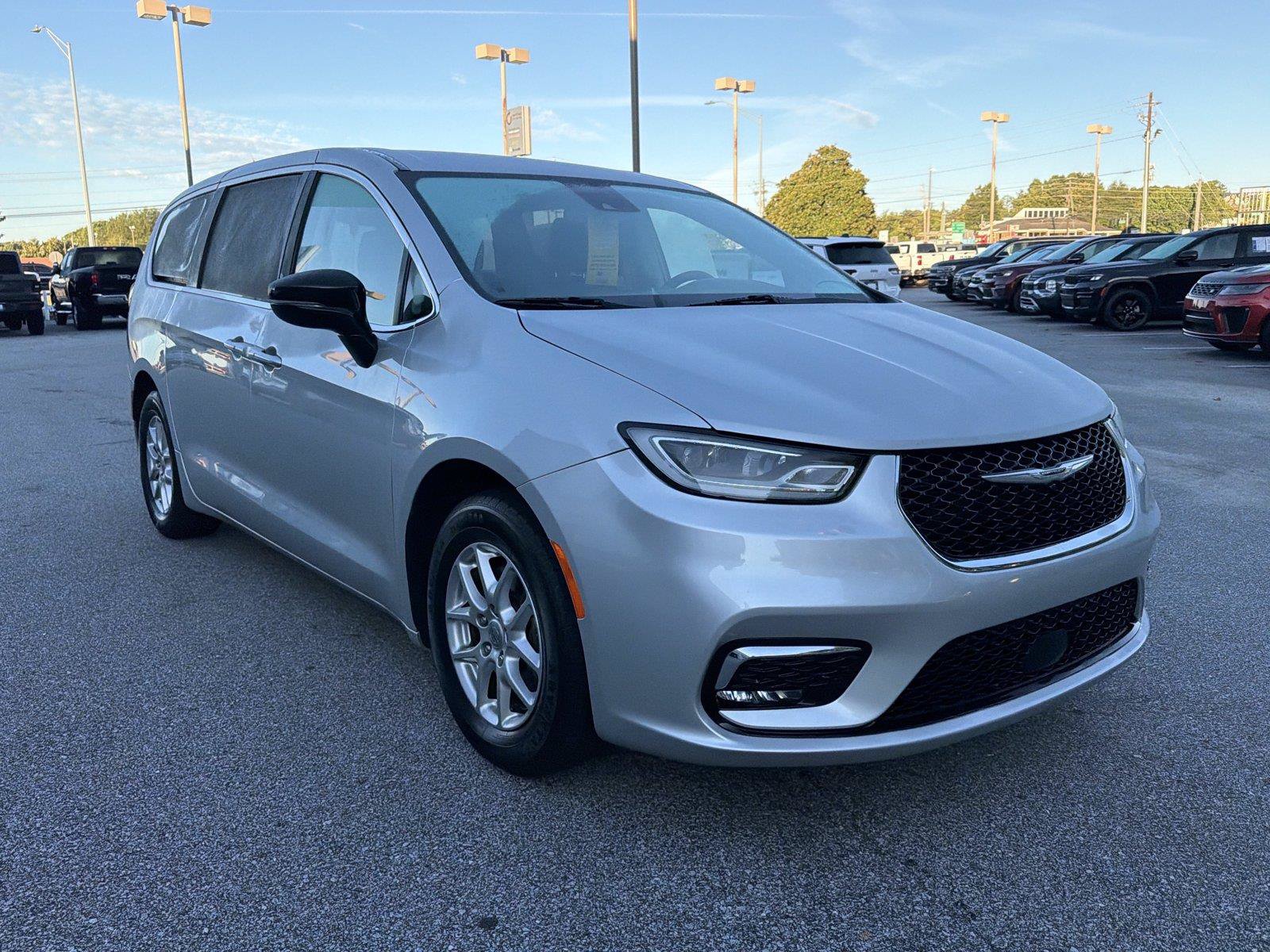 Used 2024 Chrysler Pacifica Touring-L FWD image 4