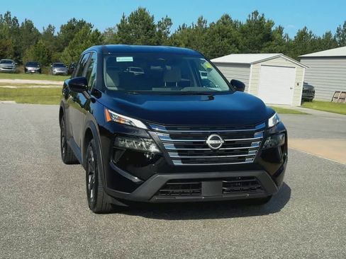 Used 2025 Nissan Rogue SV FWD image 3