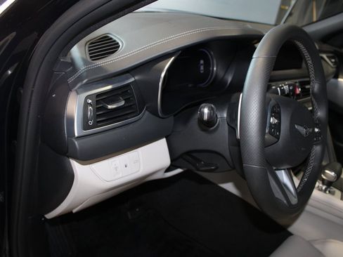 Used 2023 Genesis G70 2.0T image 11