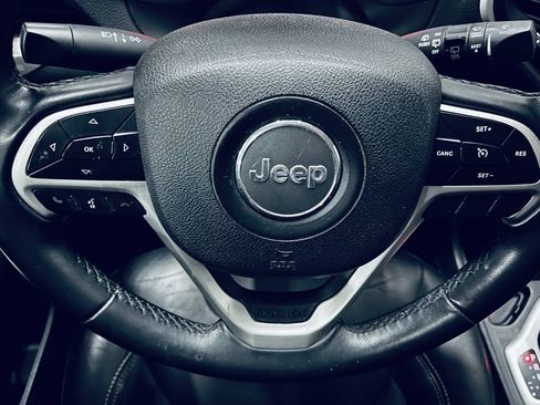 Used 2018 Jeep Cherokee Latitude Plus FWD image 28