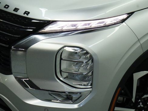 Used 2024 Mitsubishi Outlander SE FWD image 2