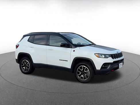 Used 2025 Jeep Compass Trailhawk AWD/4WD image 2