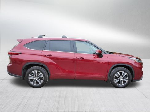 Used 2022 Toyota Highlander XLE AWD/4WD image 9
