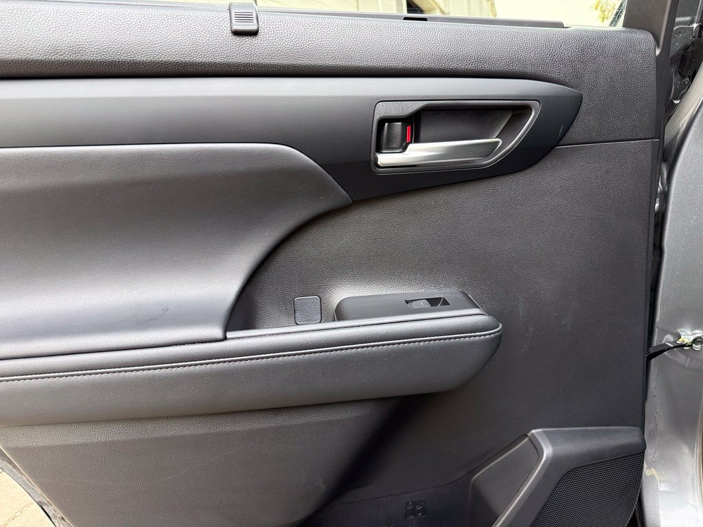 Used 2025 Toyota Highlander XLE AWD/4WD image 34