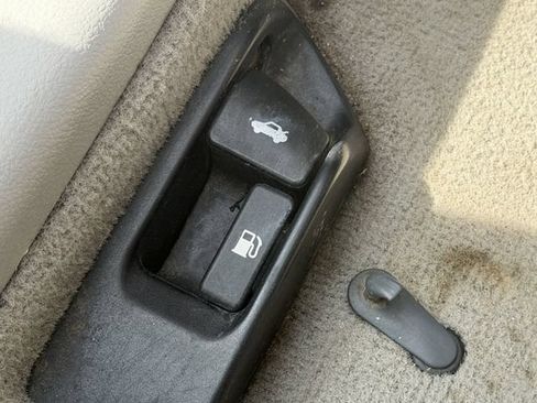 Used 2010 Toyota Camry LE FWD image 17