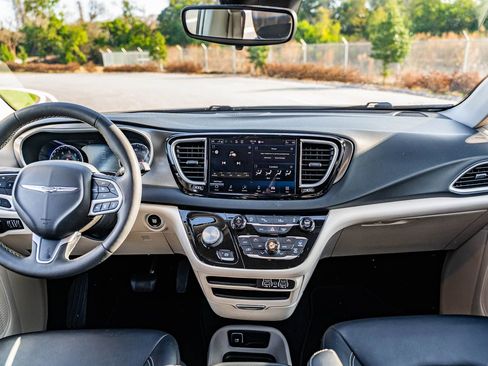 Used 2024 Chrysler Pacifica Touring-L image 22