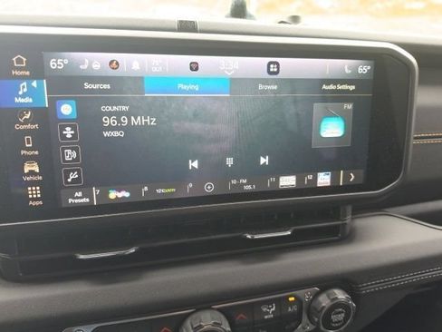 Used 2025 Jeep Gladiator Sport AWD/4WD image 19