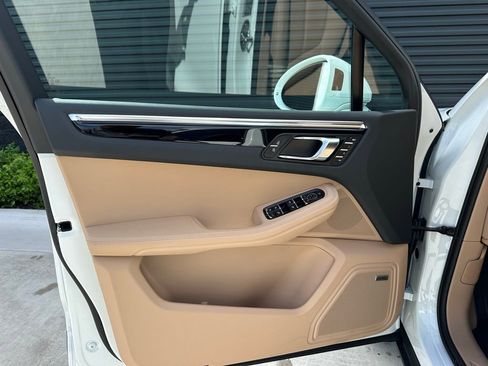 Certified 2025 Porsche Macan image 14