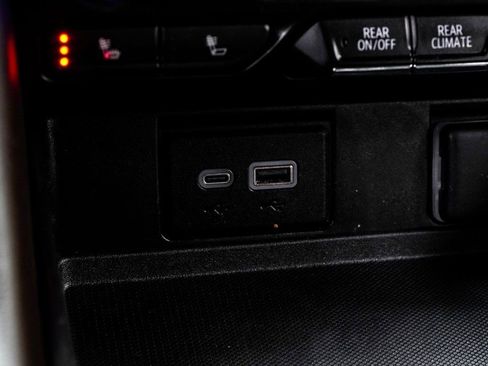 Used 2024 Chevrolet Suburban LT RWD image 23