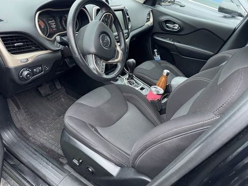 Used 2017 Jeep Cherokee Latitude w/ Comfort/Convenience Group AWD/4WD image 8