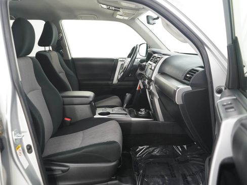 Used 2015 Toyota 4Runner SR5 AWD/4WD image 11