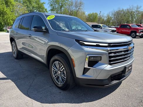 Used 2024 Chevrolet Traverse LT FWD image 3