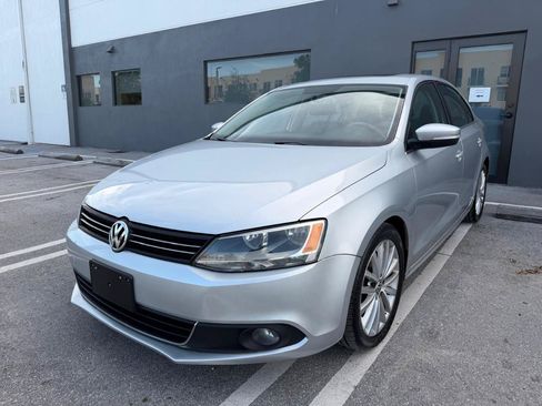 Used 2011 Volkswagen Jetta SEL FWD image 3