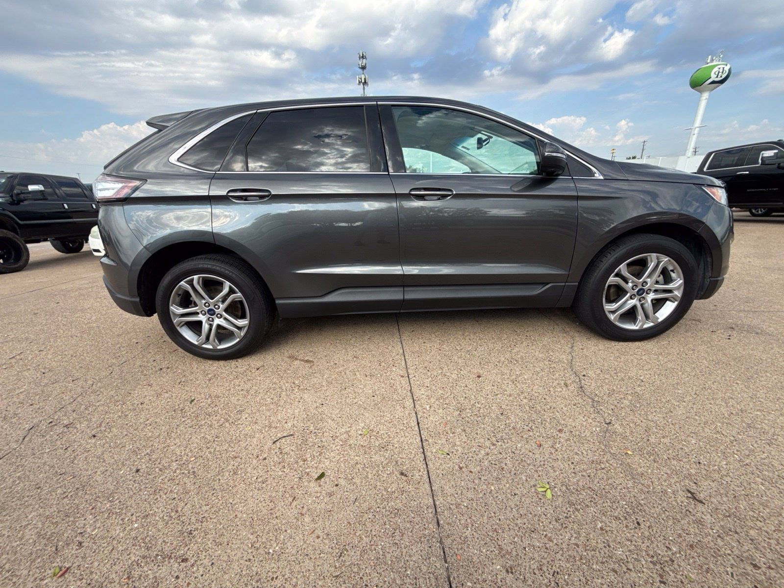 Used 2017 Ford Edge Titanium w/ Technology Package FWD image 8