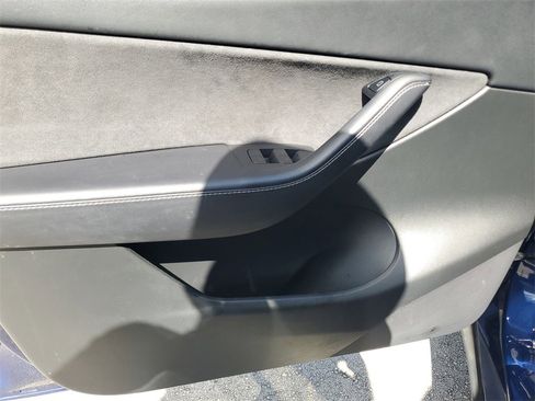 Used 2022 Tesla Model Y Long Range image 18