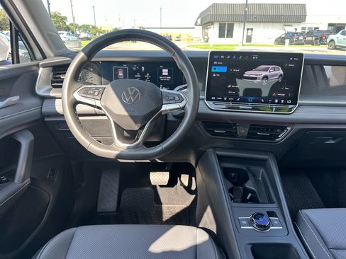 Used 2025 Volkswagen Tiguan SE AWD/4WD image 15