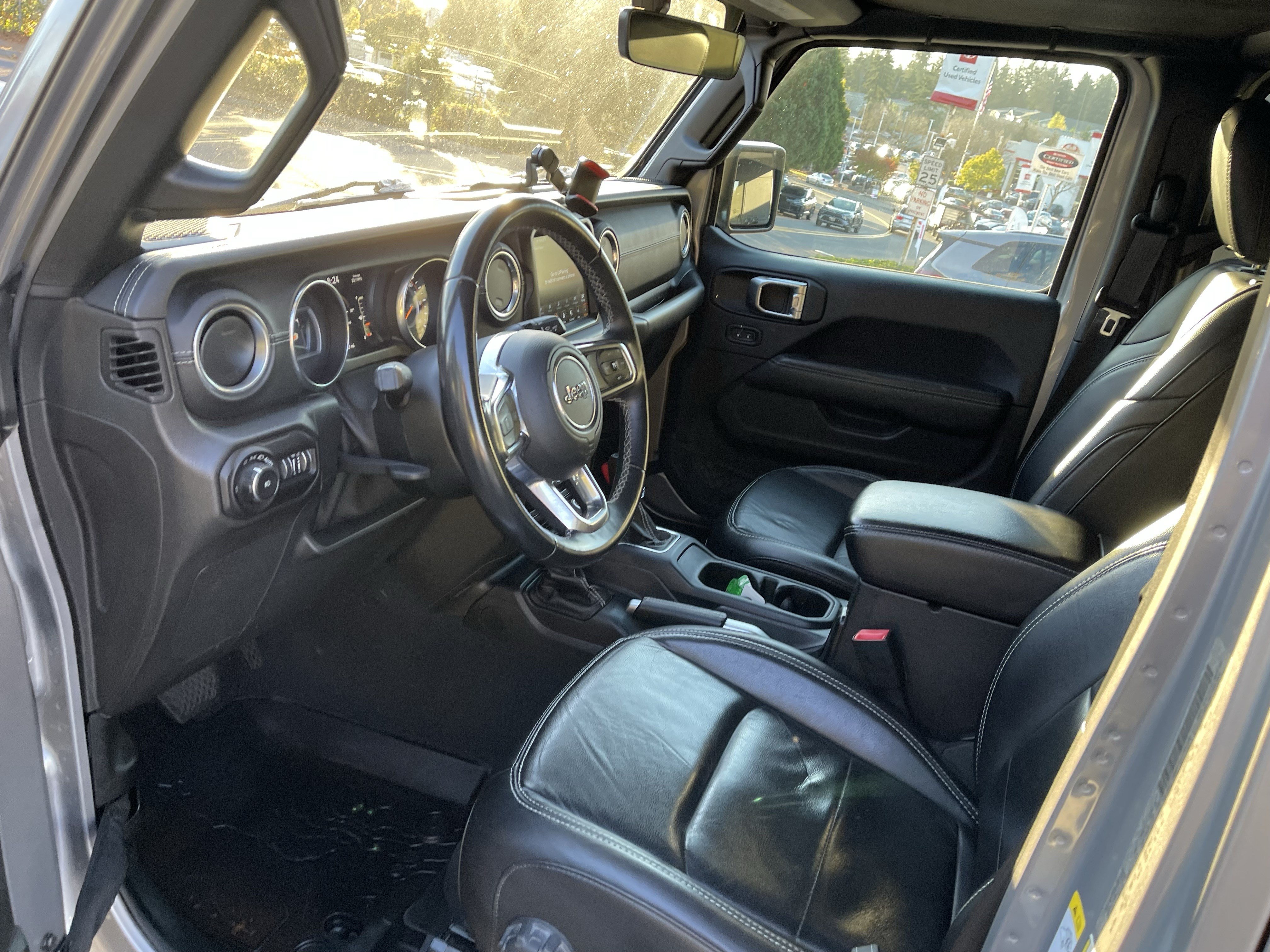 Used 2018 Jeep Wrangler Unlimited Sahara AWD/4WD image 9