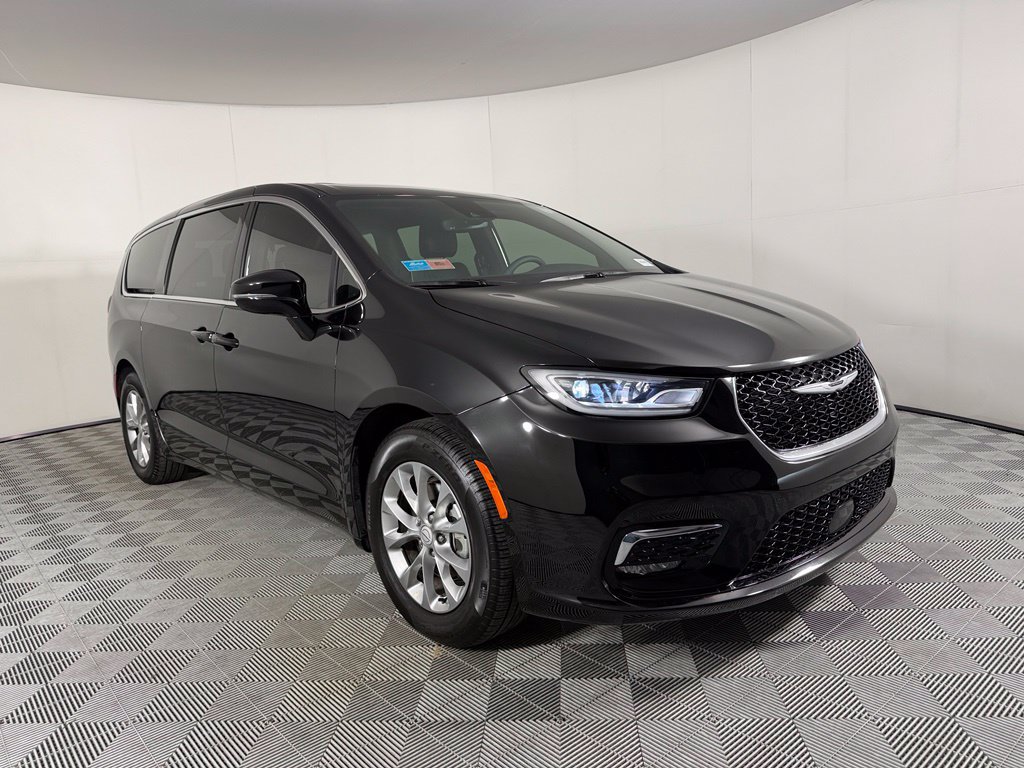 Used 2026 Chrysler Pacifica Limited FWD image 4