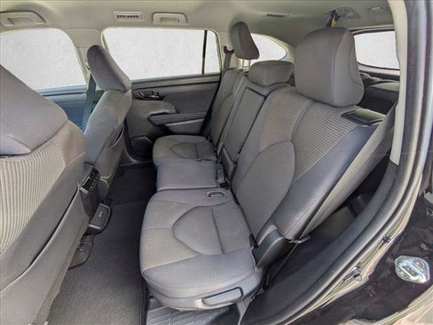 Used 2023 Toyota Highlander XLE image 15