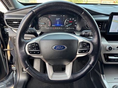 Used 2022 Ford Explorer XLT w/ Equipment Group 202A image 9