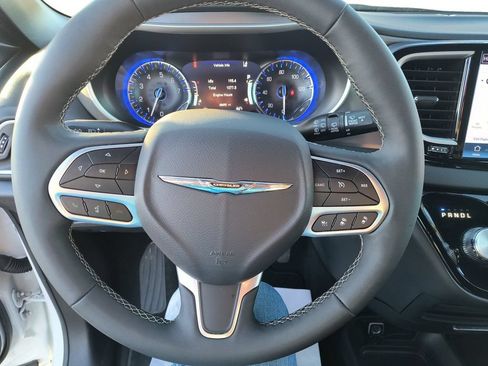 Used 2025 Chrysler Pacifica Select FWD image 12