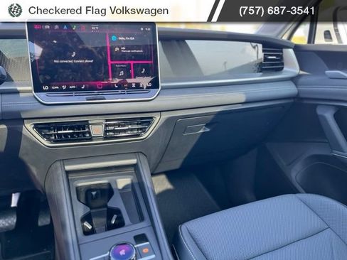 Used 2025 Volkswagen Tiguan SE AWD/4WD image 34