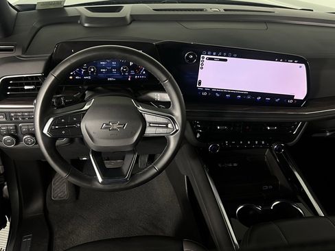 Used 2025 Chevrolet Suburban Z71 image 14