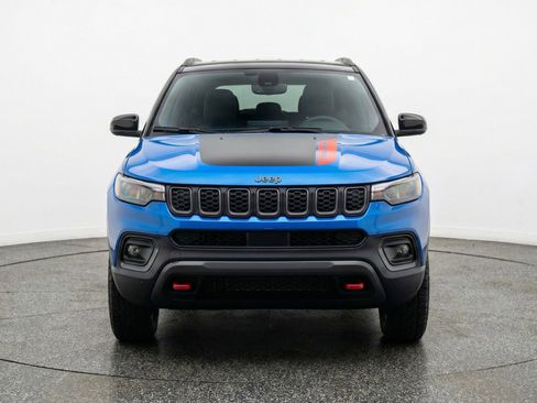 Used 2025 Jeep Compass Trailhawk AWD/4WD image 2