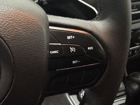 Used 2022 Jeep Cherokee Trailhawk w/ Comfort/Convenience Group AWD/4WD image 6