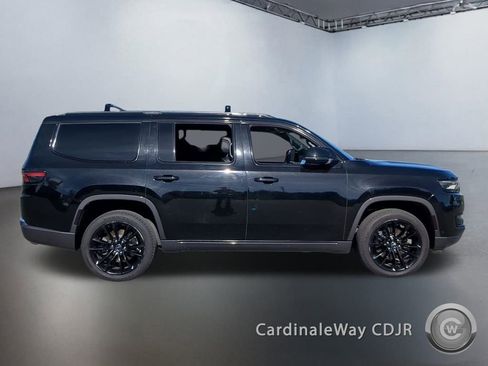 Used 2022 Jeep Wagoneer Series III w/ Premium Group I image 3