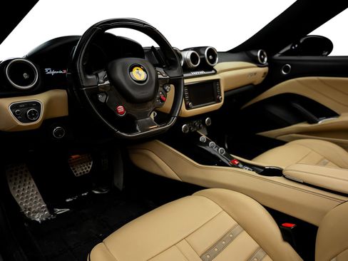 Used 2015 Ferrari California T RWD image 33