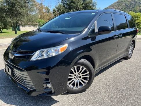 Used 2019 Toyota Sienna XLE Premium w/ Carpet Mat Package FWD image 3