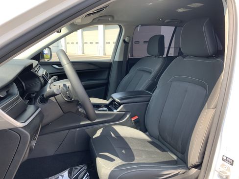 Certified 2023 Jeep Grand Cherokee Laredo w/ Luxury Tech Group I RWD image 17